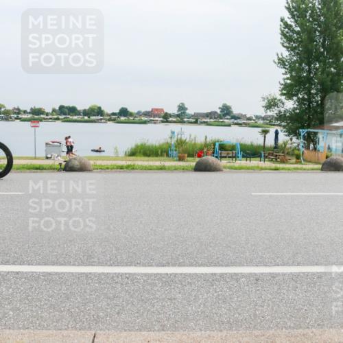 15.06.2025 - 27. Vierlanden-Triathlon H.Heesch http://msf.ph/oto/8053127 15.06.2025 11:04:36 Radfahren 12, 48, 242, 568, 711 meine-sportfotos.de