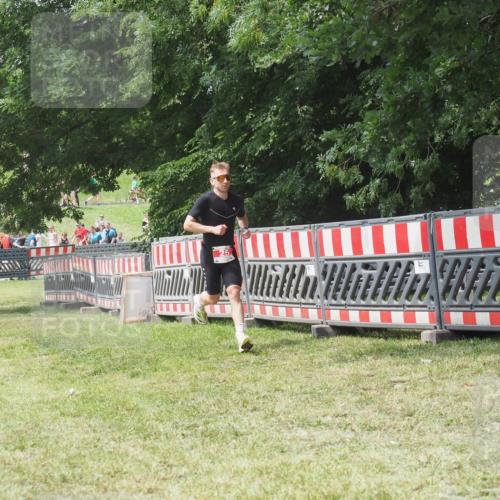 21.06.2025 - 27. Vierlanden-Triathlon KatJ http://msf.ph/oto/8053130 15.06.2025 12:19:21 Ziel 25 meine-sportfotos.de