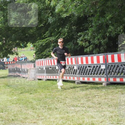 21.06.2025 - 27. Vierlanden-Triathlon KatJ http://msf.ph/oto/8053134 15.06.2025 12:19:21 Ziel 25 meine-sportfotos.de