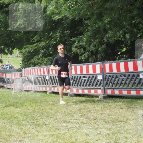 21.06.2025 - 27. Vierlanden-Triathlon KatJ http://msf.ph/oto/8053139 15.06.2025 12:19:21 Ziel 25 meine-sportfotos.de