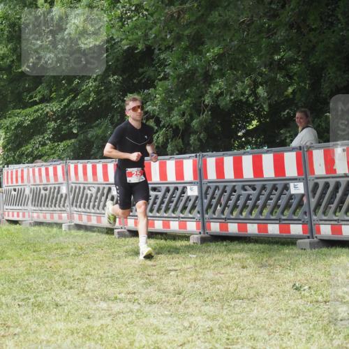 21.06.2025 - 27. Vierlanden-Triathlon KatJ http://msf.ph/oto/8053143 15.06.2025 12:19:22 Ziel 25 meine-sportfotos.de