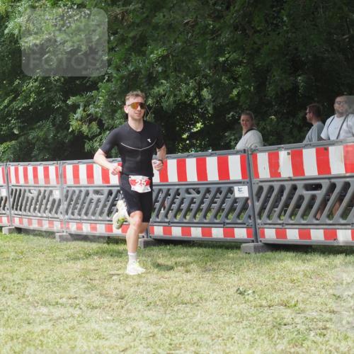 21.06.2025 - 27. Vierlanden-Triathlon KatJ http://msf.ph/oto/8053149 15.06.2025 12:19:22 Ziel 25 meine-sportfotos.de