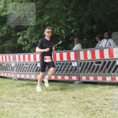 21.06.2025 - 27. Vierlanden-Triathlon KatJ http://msf.ph/oto/8053151 15.06.2025 12:19:22 Ziel 25 meine-sportfotos.de