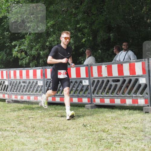 21.06.2025 - 27. Vierlanden-Triathlon KatJ http://msf.ph/oto/8053153 15.06.2025 12:19:22 Ziel 25 meine-sportfotos.de