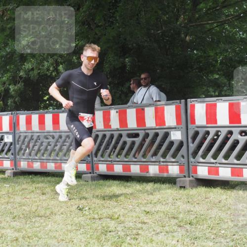 21.06.2025 - 27. Vierlanden-Triathlon KatJ http://msf.ph/oto/8053158 15.06.2025 12:19:23 Ziel 25 meine-sportfotos.de