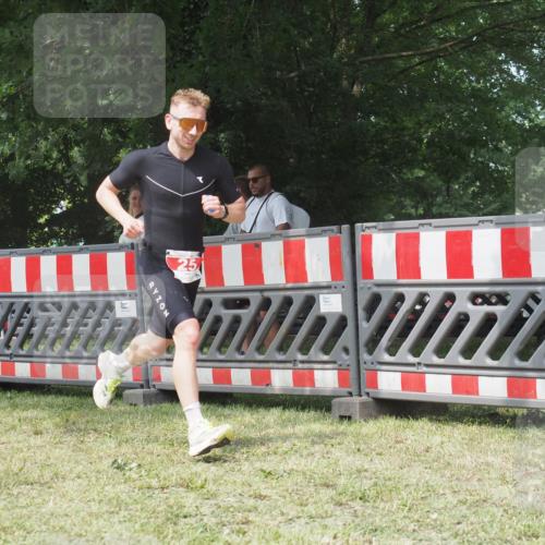 21.06.2025 - 27. Vierlanden-Triathlon KatJ http://msf.ph/oto/8053160 15.06.2025 12:19:23 Ziel 25 meine-sportfotos.de