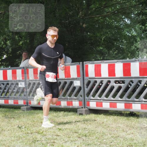 21.06.2025 - 27. Vierlanden-Triathlon KatJ http://msf.ph/oto/8053162 15.06.2025 12:19:23 Ziel 25 meine-sportfotos.de