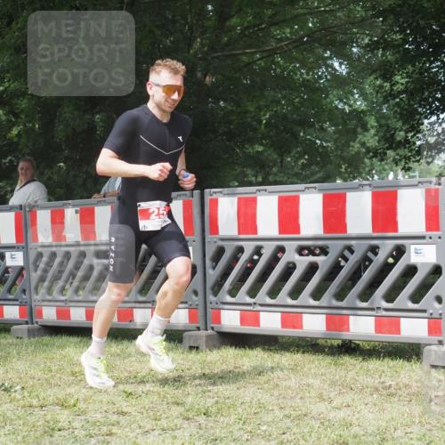 21.06.2025 - 27. Vierlanden-Triathlon KatJ http://msf.ph/oto/8053164 15.06.2025 12:19:23 Ziel 25 meine-sportfotos.de