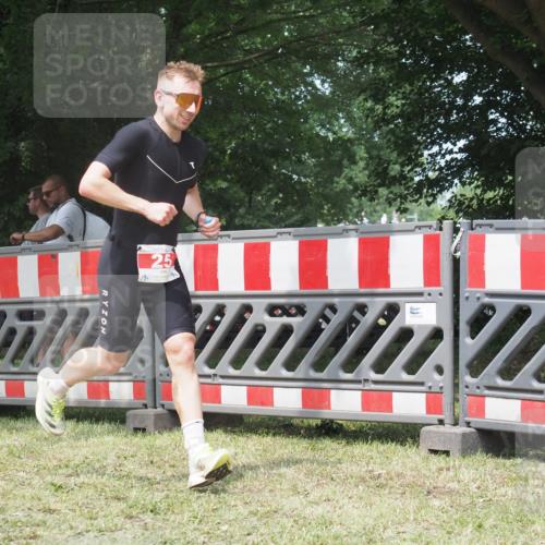21.06.2025 - 27. Vierlanden-Triathlon KatJ http://msf.ph/oto/8053166 15.06.2025 12:19:23 Ziel 25 meine-sportfotos.de