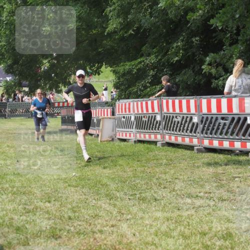 21.06.2025 - 27. Vierlanden-Triathlon KatJ http://msf.ph/oto/8053204 15.06.2025 12:20:15 Ziel 10, 543 meine-sportfotos.de