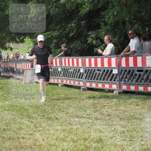21.06.2025 - 27. Vierlanden-Triathlon KatJ http://msf.ph/oto/8053206 15.06.2025 12:20:15 Ziel 10, 543 meine-sportfotos.de