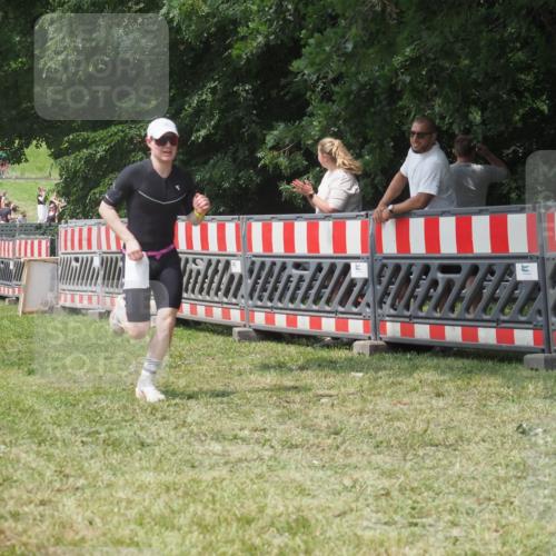 21.06.2025 - 27. Vierlanden-Triathlon KatJ http://msf.ph/oto/8053209 15.06.2025 12:20:16 Ziel 10, 543 meine-sportfotos.de