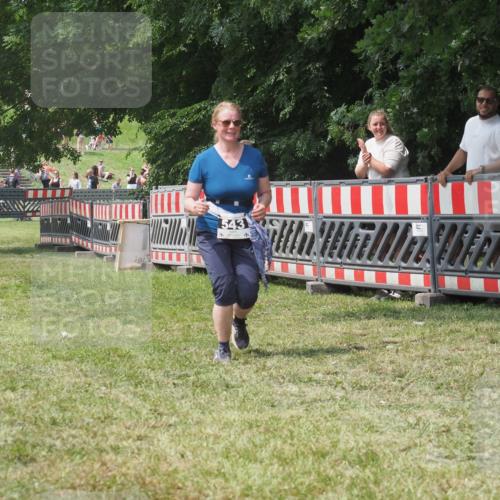 21.06.2025 - 27. Vierlanden-Triathlon KatJ http://msf.ph/oto/8053220 15.06.2025 12:20:20 Ziel 543 meine-sportfotos.de