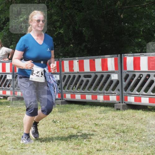 21.06.2025 - 27. Vierlanden-Triathlon KatJ http://msf.ph/oto/8053224 15.06.2025 12:20:22 Ziel 543 meine-sportfotos.de