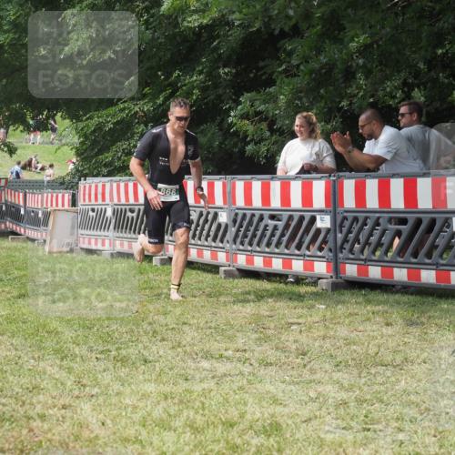 21.06.2025 - 27. Vierlanden-Triathlon KatJ http://msf.ph/oto/8053230 15.06.2025 12:20:52 Ziel 868 meine-sportfotos.de
