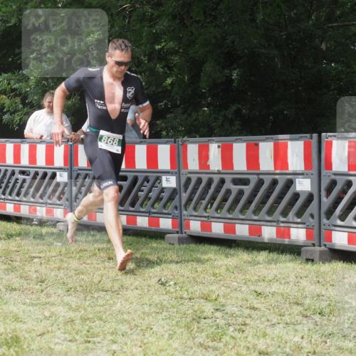 21.06.2025 - 27. Vierlanden-Triathlon KatJ http://msf.ph/oto/8053235 15.06.2025 12:20:53 Ziel 868 meine-sportfotos.de