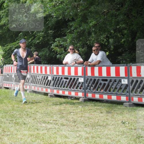 21.06.2025 - 27. Vierlanden-Triathlon KatJ http://msf.ph/oto/8053258 15.06.2025 12:21:09 Ziel 120 meine-sportfotos.de