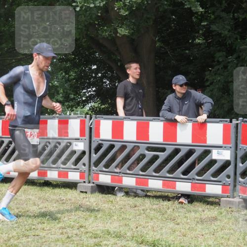 21.06.2025 - 27. Vierlanden-Triathlon KatJ http://msf.ph/oto/8053261 15.06.2025 12:21:11 Ziel 120 meine-sportfotos.de