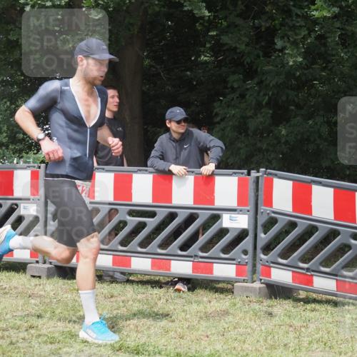 21.06.2025 - 27. Vierlanden-Triathlon KatJ http://msf.ph/oto/8053263 15.06.2025 12:21:11 Ziel 120 meine-sportfotos.de