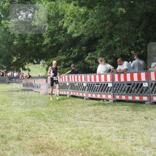 21.06.2025 - 27. Vierlanden-Triathlon KatJ http://msf.ph/oto/8053292 15.06.2025 12:24:39 Ziel 866 meine-sportfotos.de