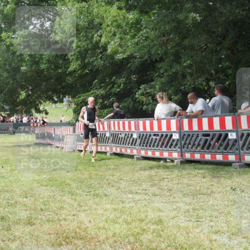 21.06.2025 - 27. Vierlanden-Triathlon KatJ http://msf.ph/oto/8053293 15.06.2025 12:24:39 Ziel 866 meine-sportfotos.de
