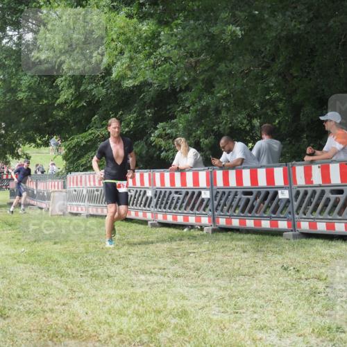 21.06.2025 - 27. Vierlanden-Triathlon KatJ http://msf.ph/oto/8053305 15.06.2025 12:24:48 Ziel 17 meine-sportfotos.de