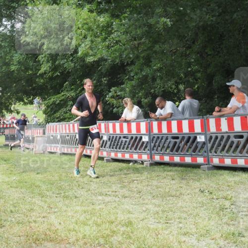 21.06.2025 - 27. Vierlanden-Triathlon KatJ http://msf.ph/oto/8053306 15.06.2025 12:24:48 Ziel 17 meine-sportfotos.de