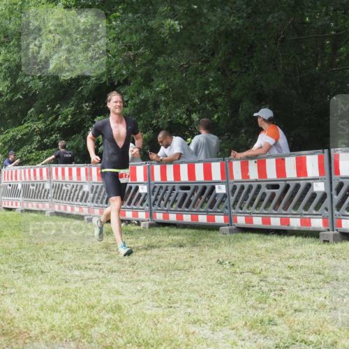 21.06.2025 - 27. Vierlanden-Triathlon KatJ http://msf.ph/oto/8053310 15.06.2025 12:24:49 Ziel 17 meine-sportfotos.de