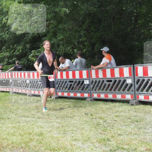 21.06.2025 - 27. Vierlanden-Triathlon KatJ http://msf.ph/oto/8053311 15.06.2025 12:24:49 Ziel 17 meine-sportfotos.de
