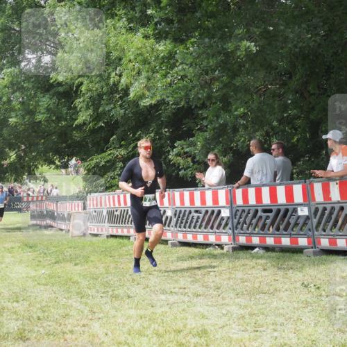 15.06.2025 - 27. Vierlanden-Triathlon KatJ http://msf.ph/oto/8053321 15.06.2025 12:25:38 Ziel 773 meine-sportfotos.de