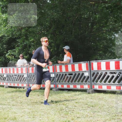 15.06.2025 - 27. Vierlanden-Triathlon KatJ http://msf.ph/oto/8053328 15.06.2025 12:25:38 Ziel 773 meine-sportfotos.de