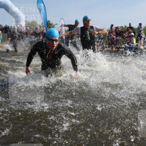22.06.2025 - Viking Triathlon Michael Strokosch http://msf.ph/oto/8055860 22.06.2025 10:00:16 Schwimmen 2, 4, 10, 49, 81, 100, 122, 329, 420, 455, 473, 485, 521, 544, 557, 609, 610, 611, 617 meine-sportfotos.de