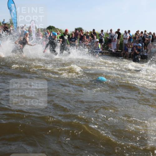 22.06.2025 - Viking Triathlon Michael Strokosch http://msf.ph/oto/8055903 22.06.2025 10:00:39 Schwimmen 1, 7, 8, 9, 11, 13, 30, 45, 87, 145, 178, 184, 196, 200, 289, 306, 368, 374, 401, 414, 491, 526, 534, 612, 613, 616, 623, 628, 641, 642, 651 meine-sportfotos.de