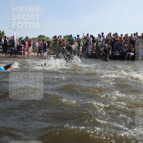 22.06.2025 - Viking Triathlon Michael Strokosch http://msf.ph/oto/8055918 22.06.2025 10:00:47 Schwimmen 8, 9, 132, 145, 184, 200, 258, 289, 301, 306, 352, 368, 414, 491, 526, 612, 613, 616, 630, 652 meine-sportfotos.de