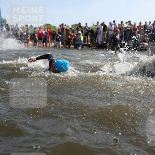 22.06.2025 - Viking Triathlon Michael Strokosch http://msf.ph/oto/8055922 22.06.2025 10:00:49 Schwimmen 9, 90, 132, 145, 184, 243, 258, 289, 300, 301, 306, 352, 368, 384, 491, 612, 613, 630, 652, 658 meine-sportfotos.de
