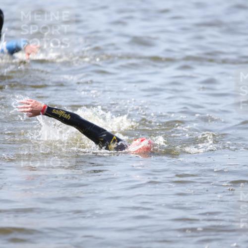 22.06.2025 - Viking Triathlon H.Heesch http://msf.ph/oto/8058401 22.06.2025 10:26:53 Schwimmen 52, 81, 145, 288, 610, 623, 661 meine-sportfotos.de
