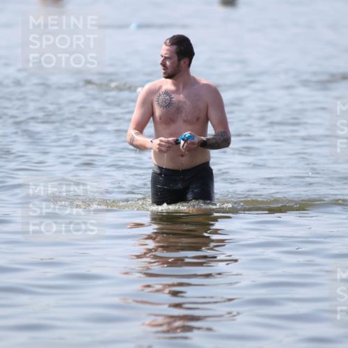 22.06.2025 - Viking Triathlon H.Heesch http://msf.ph/oto/8058461 22.06.2025 10:54:37 Schwimmen 305 meine-sportfotos.de