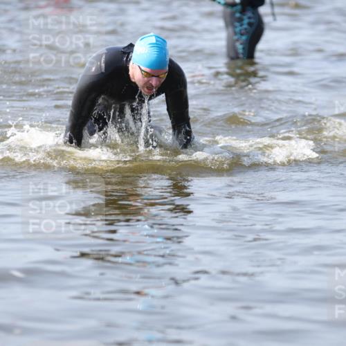 22.06.2025 - Viking Triathlon H.Heesch http://msf.ph/oto/8058705 22.06.2025 10:28:39 Schwimmen 15, 258, 301, 368, 414 meine-sportfotos.de