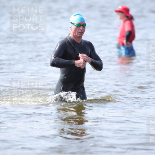 22.06.2025 - Viking Triathlon H.Heesch http://msf.ph/oto/8058916 22.06.2025 10:29:30 Schwimmen 6, 30, 33, 243, 612 meine-sportfotos.de