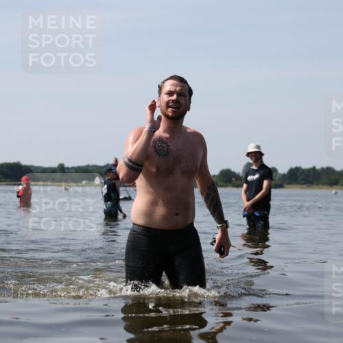 22.06.2025 - Viking Triathlon Michael Strokosch http://msf.ph/oto/8060011 22.06.2025 10:54:47 Schwimmen 305 meine-sportfotos.de
