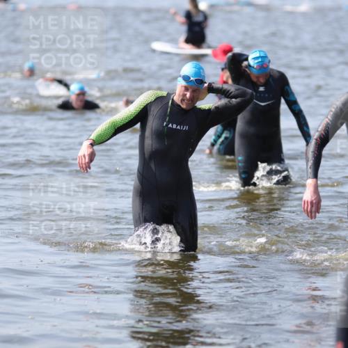22.06.2025 - Viking Triathlon H.Heesch http://msf.ph/oto/8061500 22.06.2025 10:41:19 Schwimmen 54, 94, 314, 376, 390, 505, 631 meine-sportfotos.de