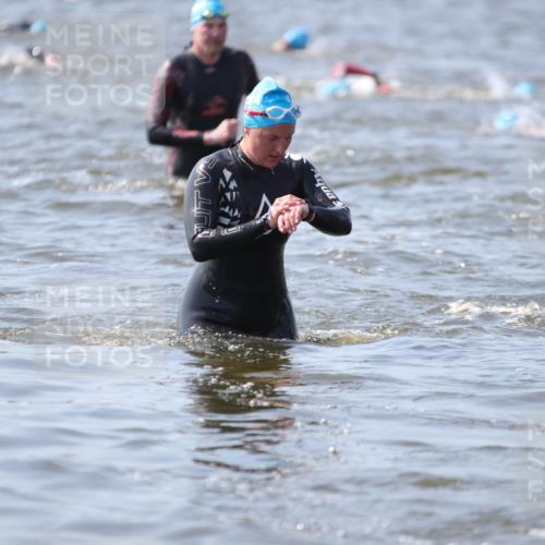 22.06.2025 - Viking Triathlon H.Heesch http://msf.ph/oto/8061689 22.06.2025 10:42:10 Schwimmen 16, 65, 78, 159, 281, 290, 326, 460, 465 meine-sportfotos.de
