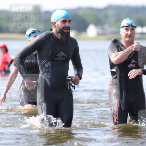 22.06.2025 - Viking Triathlon H.Heesch http://msf.ph/oto/8062692 22.06.2025 10:47:43 Schwimmen 71, 84, 183, 190, 223, 261, 285, 452, 606 meine-sportfotos.de
