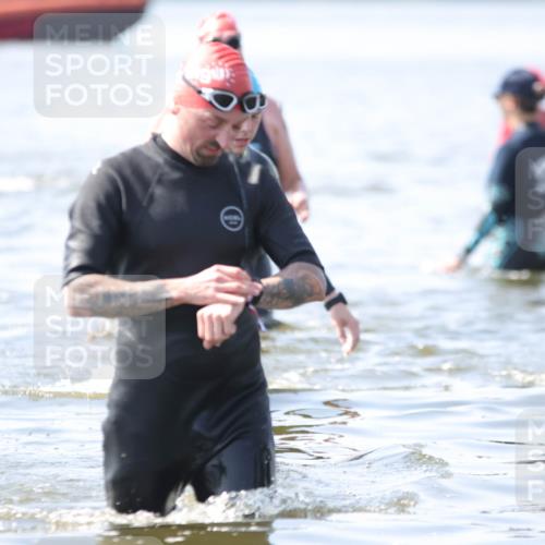 22.06.2025 - Viking Triathlon H.Heesch http://msf.ph/oto/8063138 22.06.2025 10:52:47 Schwimmen 106, 160, 656 meine-sportfotos.de
