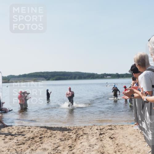 22.06.2025 - Viking Triathlon MichiJ http://msf.ph/oto/8063839 22.06.2025 10:26:12 Schwimmen 9, 526, 617 meine-sportfotos.de