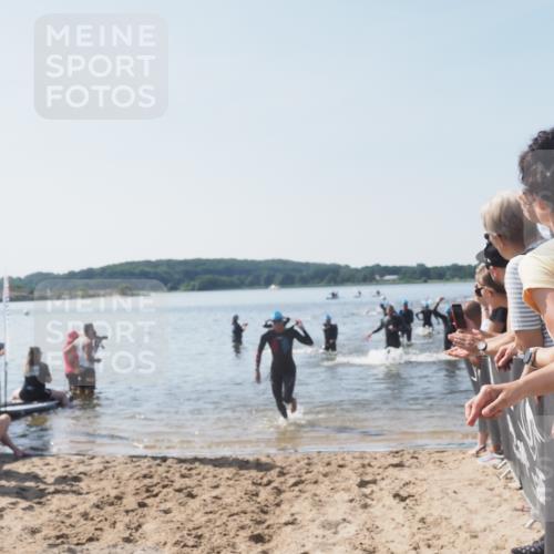 22.06.2025 - Viking Triathlon MichiJ http://msf.ph/oto/8065354 22.06.2025 10:30:59 Schwimmen 45, 162, 237, 347, 352, 444, 510, 549 meine-sportfotos.de