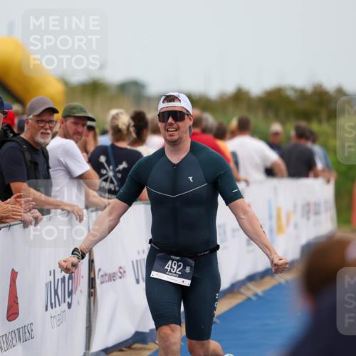 22.06.2025 - Viking Triathlon Michael Strokosch http://msf.ph/oto/8067980 22.06.2025 15:05:49 Ziel 491, 492 meine-sportfotos.de