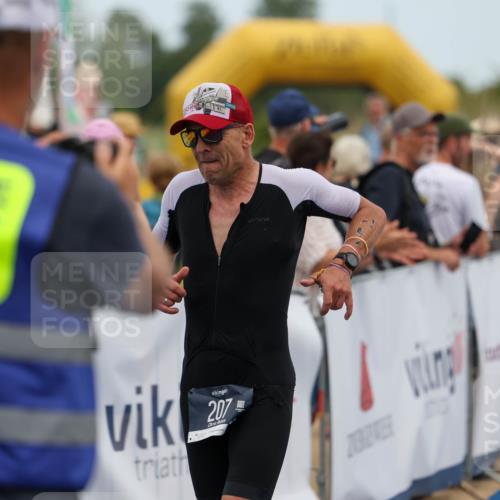22.06.2025 - Viking Triathlon Michael Strokosch http://msf.ph/oto/8071025 22.06.2025 15:00:25 Ziel 207 meine-sportfotos.de