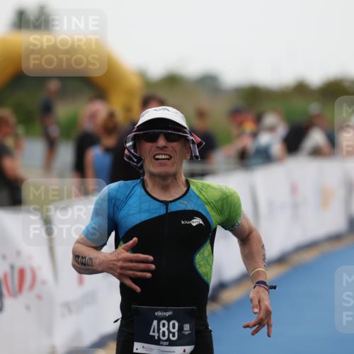 22.06.2025 - Viking Triathlon Yannick Fuchs http://msf.ph/oto/8075806 22.06.2025 16:17:46 Ziel 489 meine-sportfotos.de