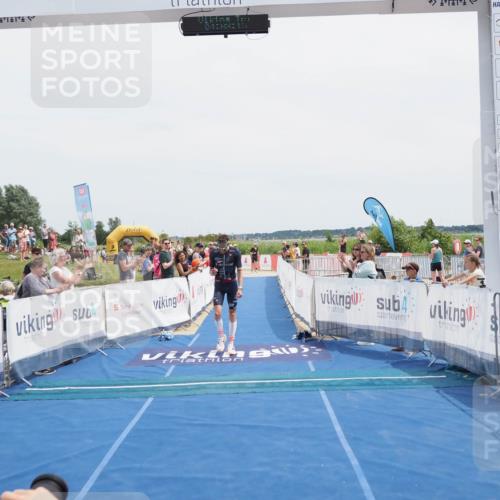 22.06.2025 - Viking Triathlon MichiJ http://msf.ph/oto/8077053 22.06.2025 14:03:26 Ziel 557 meine-sportfotos.de